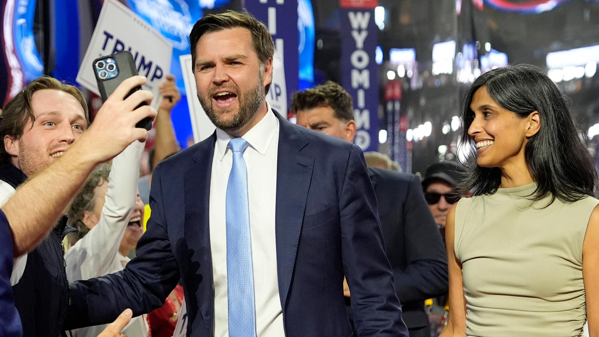 Der republikanische Vizepräsidentschaftskandidat Sen. JD Vance, R-Ohio, und seine Frau Usha Chilukuri Vance kommen am ersten Tag des Republikanischen Nationalkonvents 2024