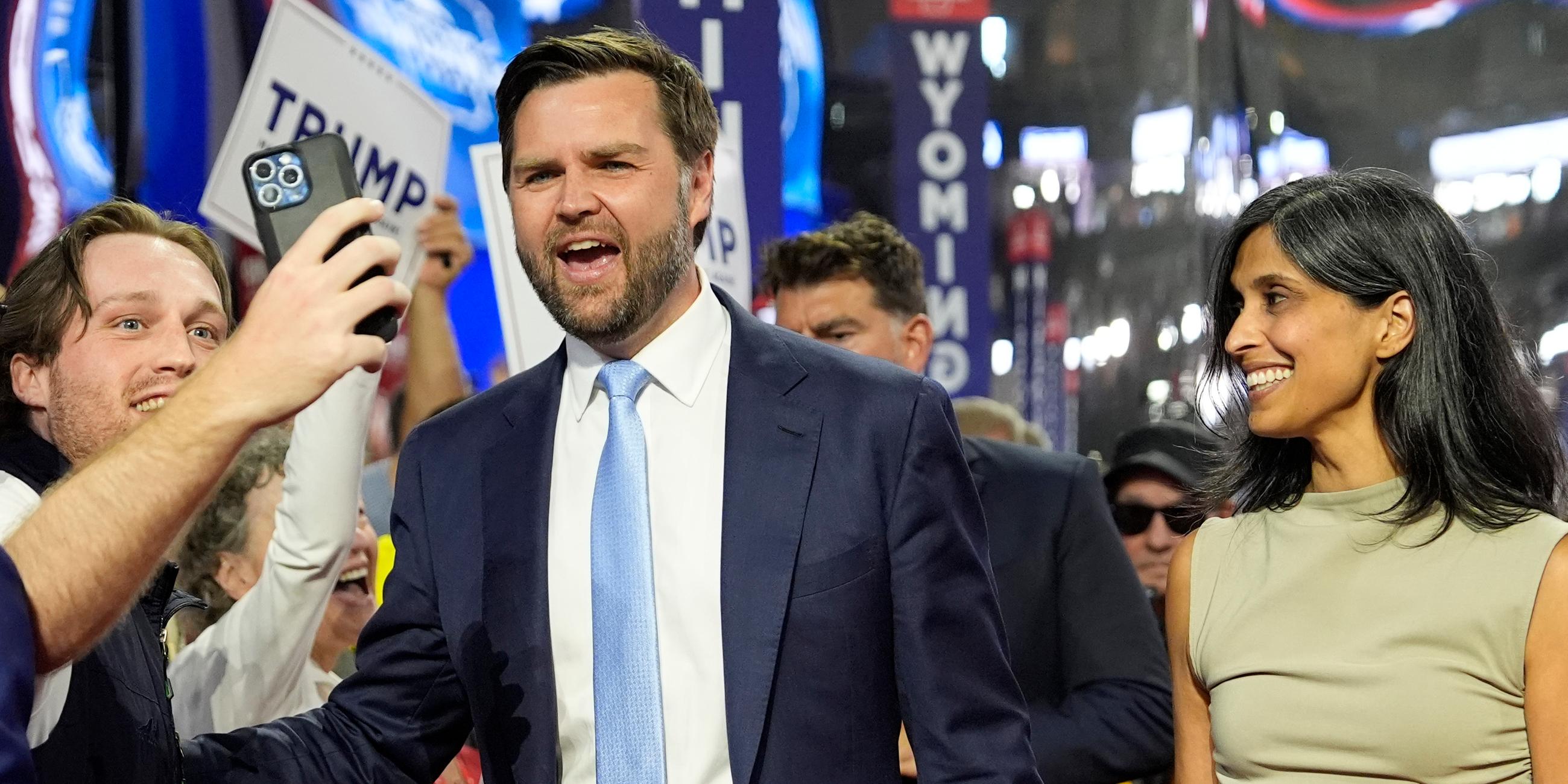 Der republikanische Vizepräsidentschaftskandidat Sen. JD Vance, R-Ohio, und seine Frau Usha Chilukuri Vance kommen am ersten Tag des Republikanischen Nationalkonvents 2024