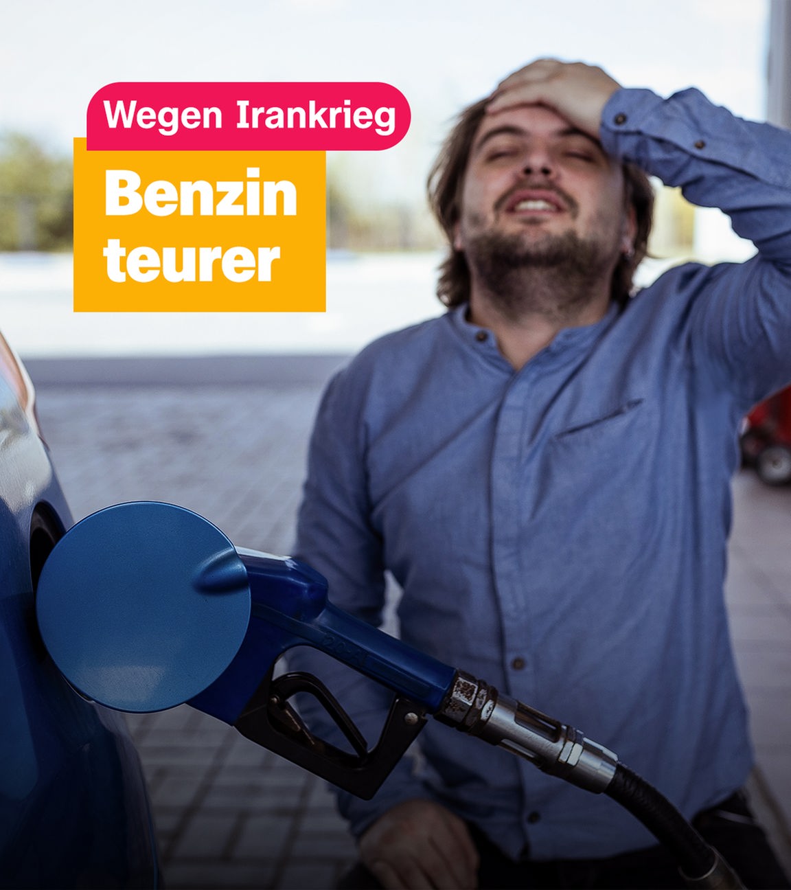 Ein Mann betankt sein Auto und hält sich verzweifelt die Hand an den Kopf. 