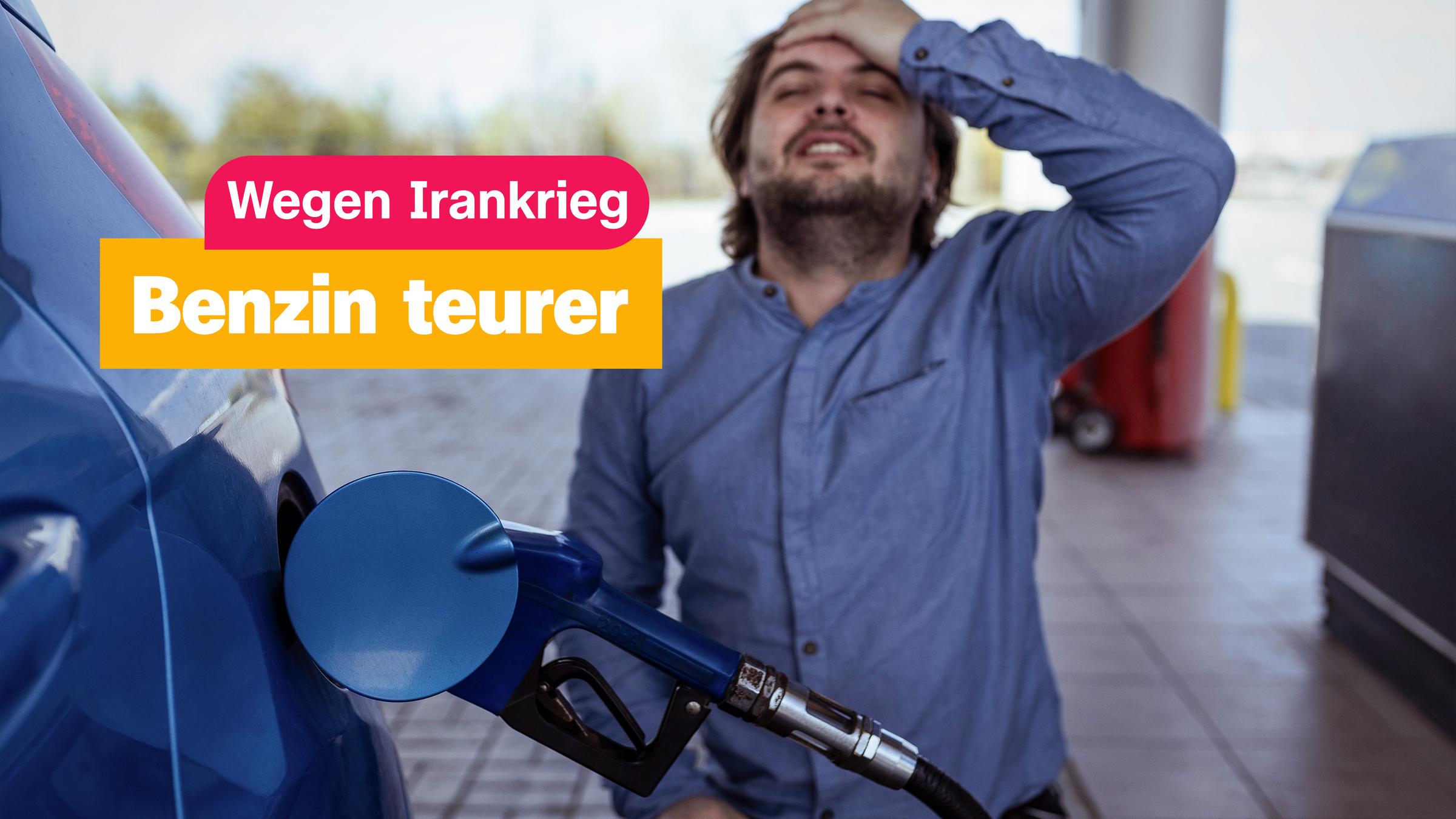 Ein Mann betankt sein Auto und hält sich verzweifelt die Hand an den Kopf. 