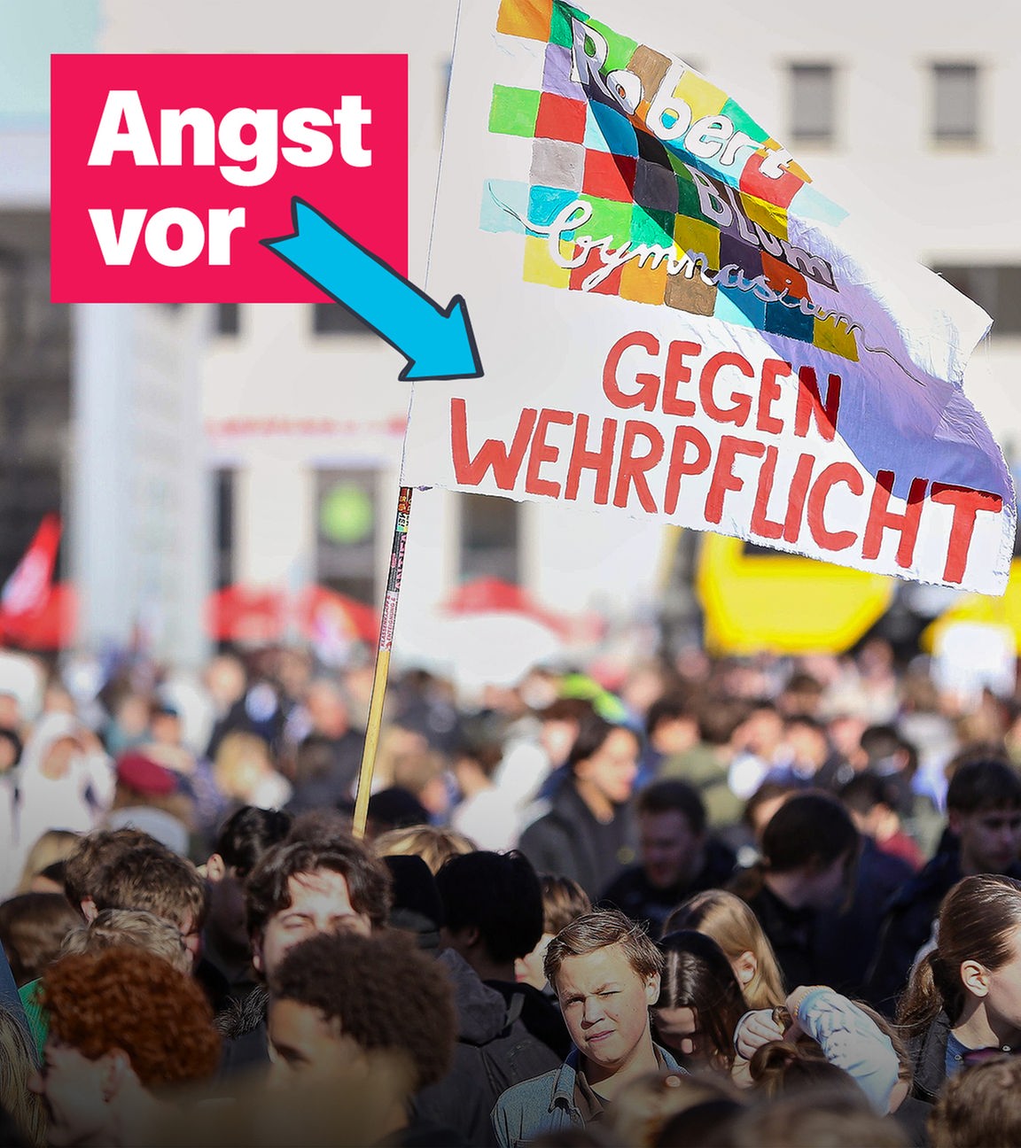 Demonstrierende halten ein Banner hoch, auf dem steht "Gegen Wehrpflicht". Daneben eine Textbox, in der steht "Angst vor" mit einem Pfeil zum Demonstrationsbanner. 