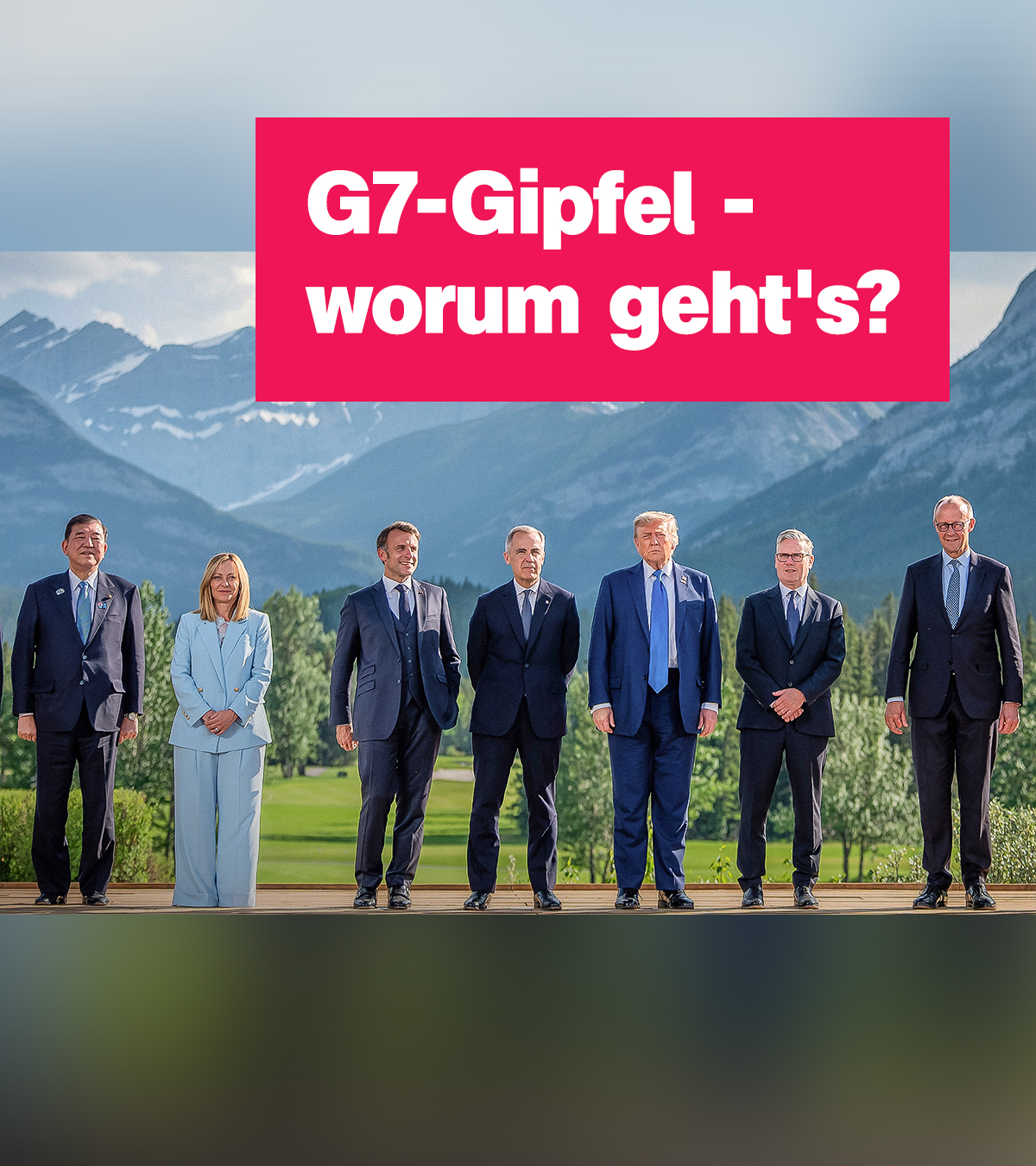 Die Regierungsschefs und -chefinnen der G7-Staaten stehen lächelnd nebeneinander. 