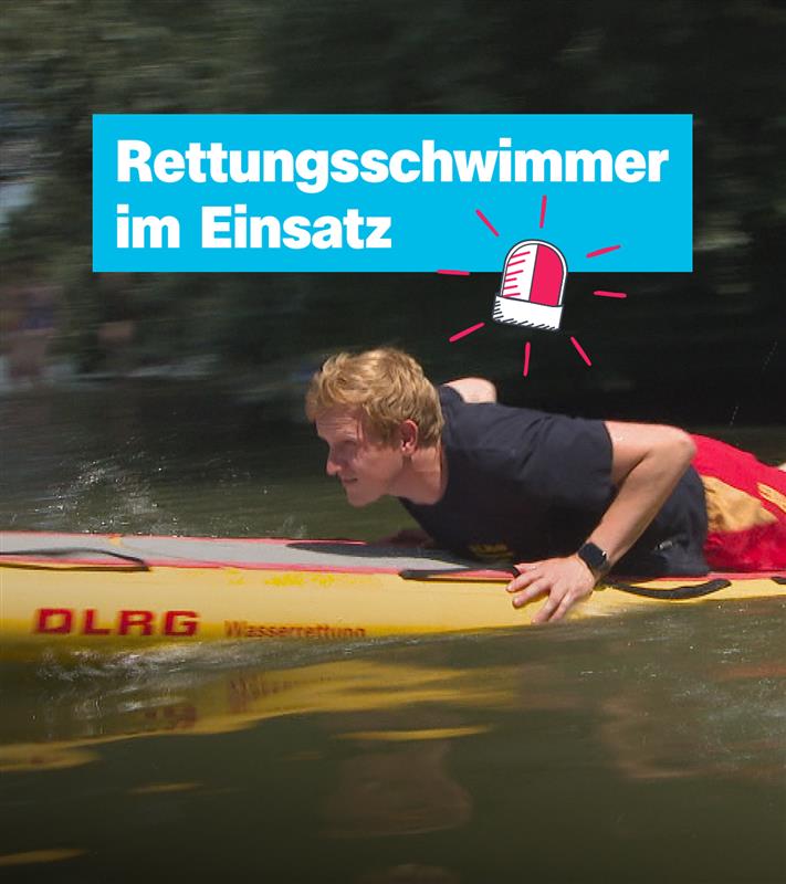 Ein Rettungsschwimmer liegt mit dem Bauch auf einem Surfbrett. Darüber der Schriftzug:"Rettungsschwimmer im Einsatz" und eine gezeichnete Warnleuchte. 