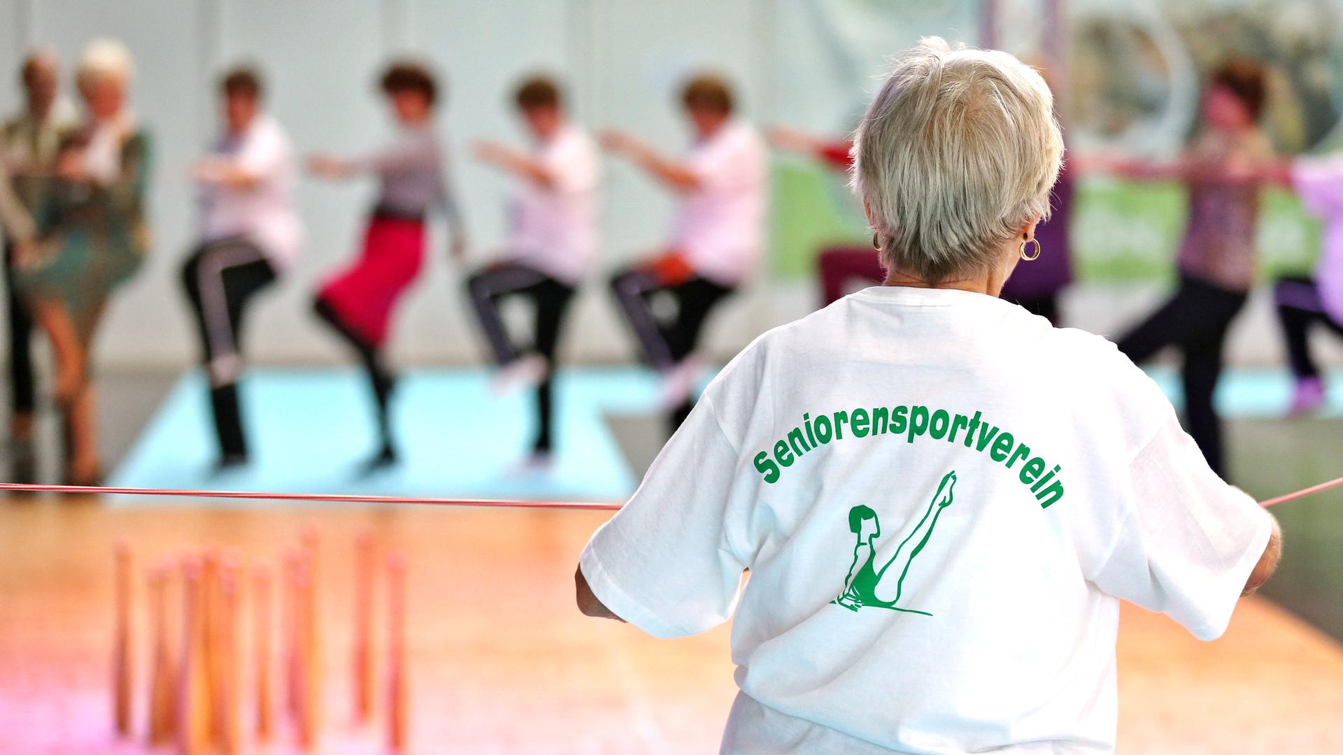 Ältere Frau beim Seniorensport