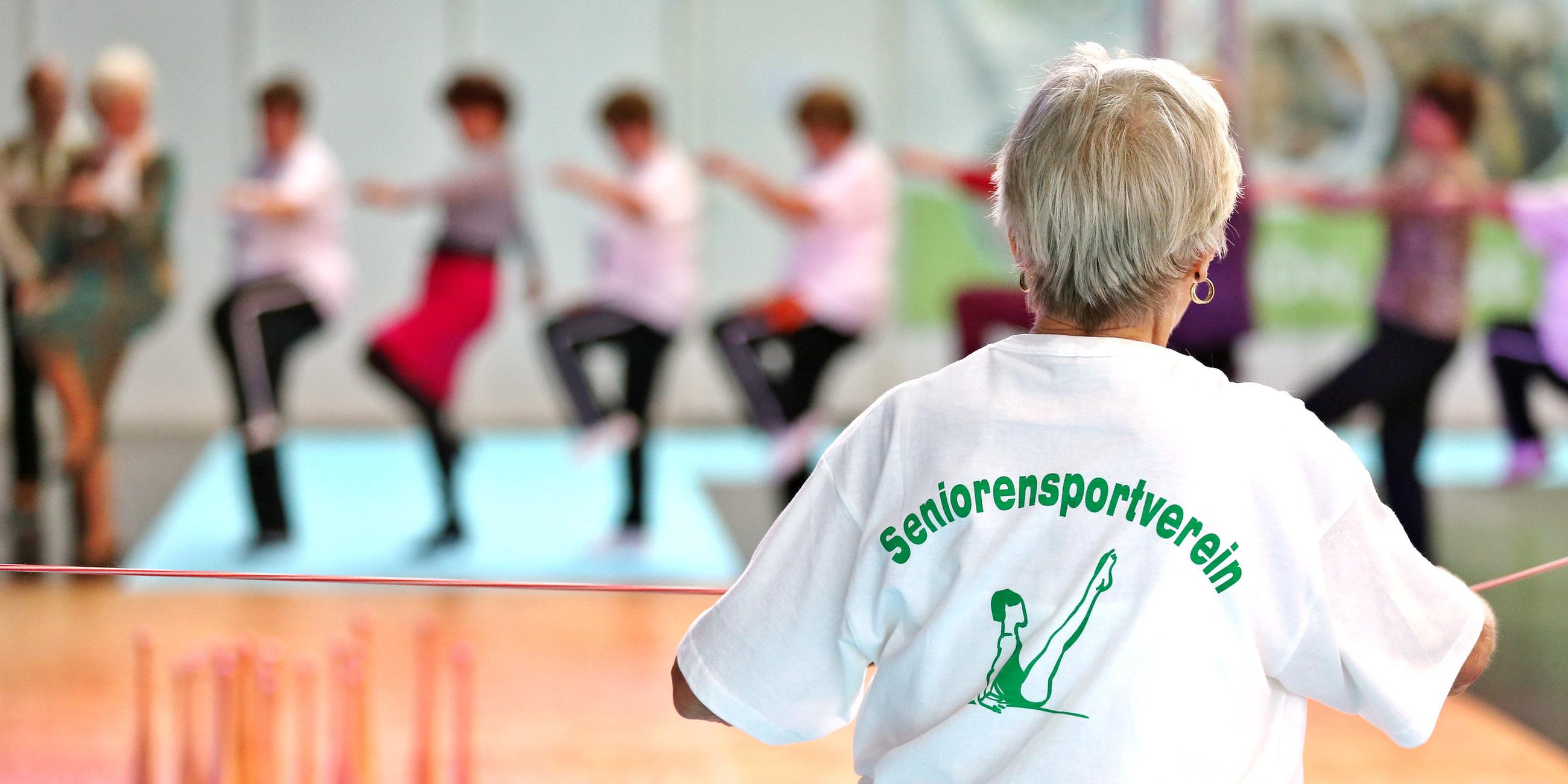 Ältere Frau beim Seniorensport
