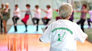 Ältere Frau beim Seniorensport