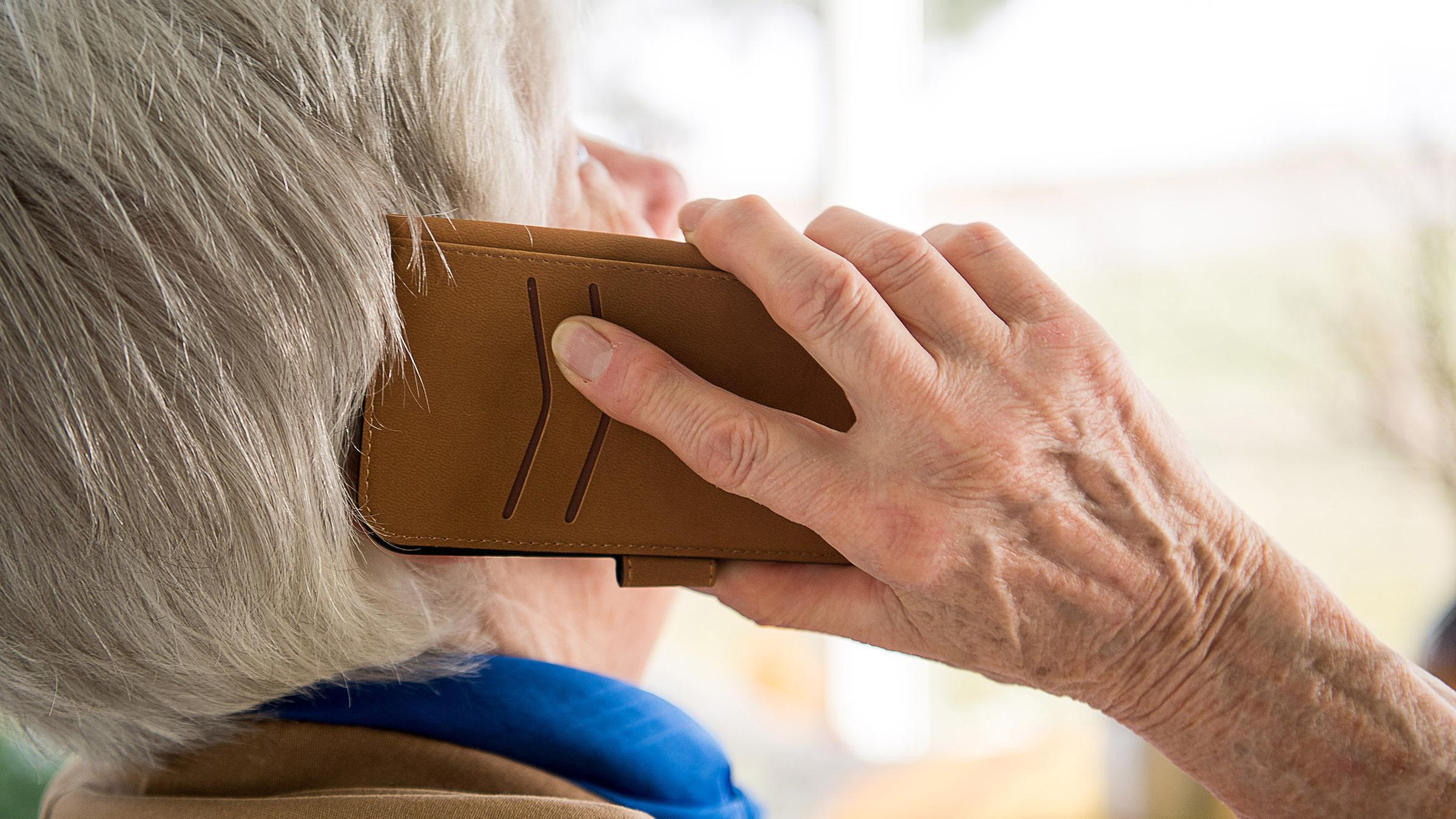 Seniorin telefoniert mit ihrem Smartphone