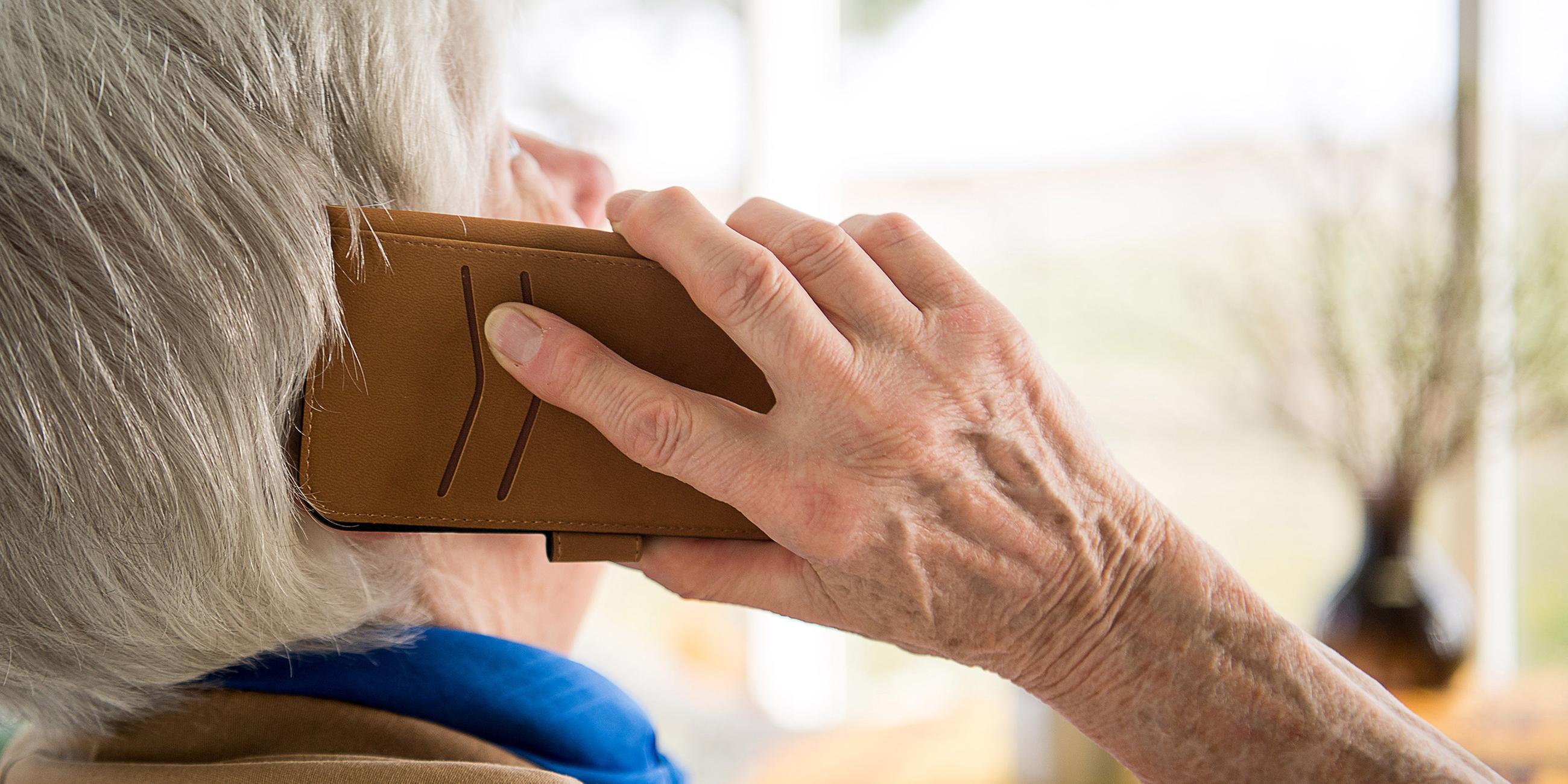Seniorin telefoniert mit ihrem Smartphone