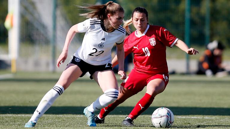 Fußball: Jule Brand im Zweikampf mit Emilija Petrovic im Länderspiel Serbien - Deutschland.