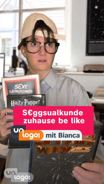 Bianca mit Brille, Kappe und Büchern in der Hand. Seggsualkunde zuhause be like. 