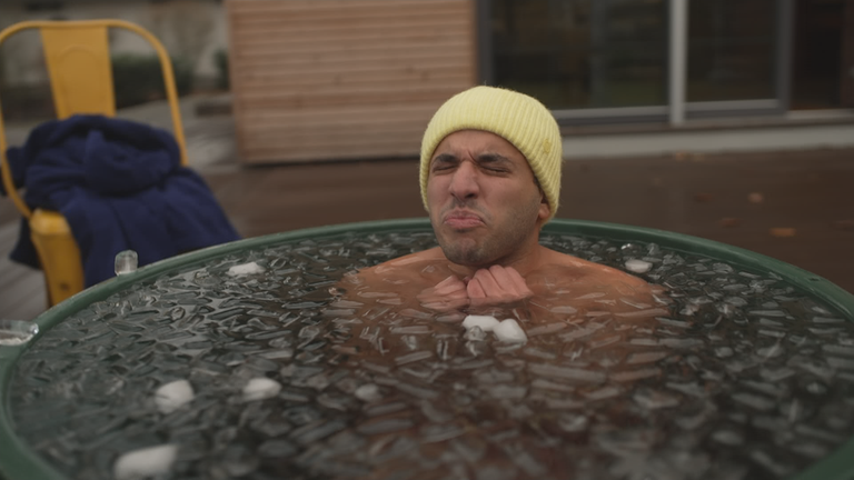 Sherif testet Eisbaden