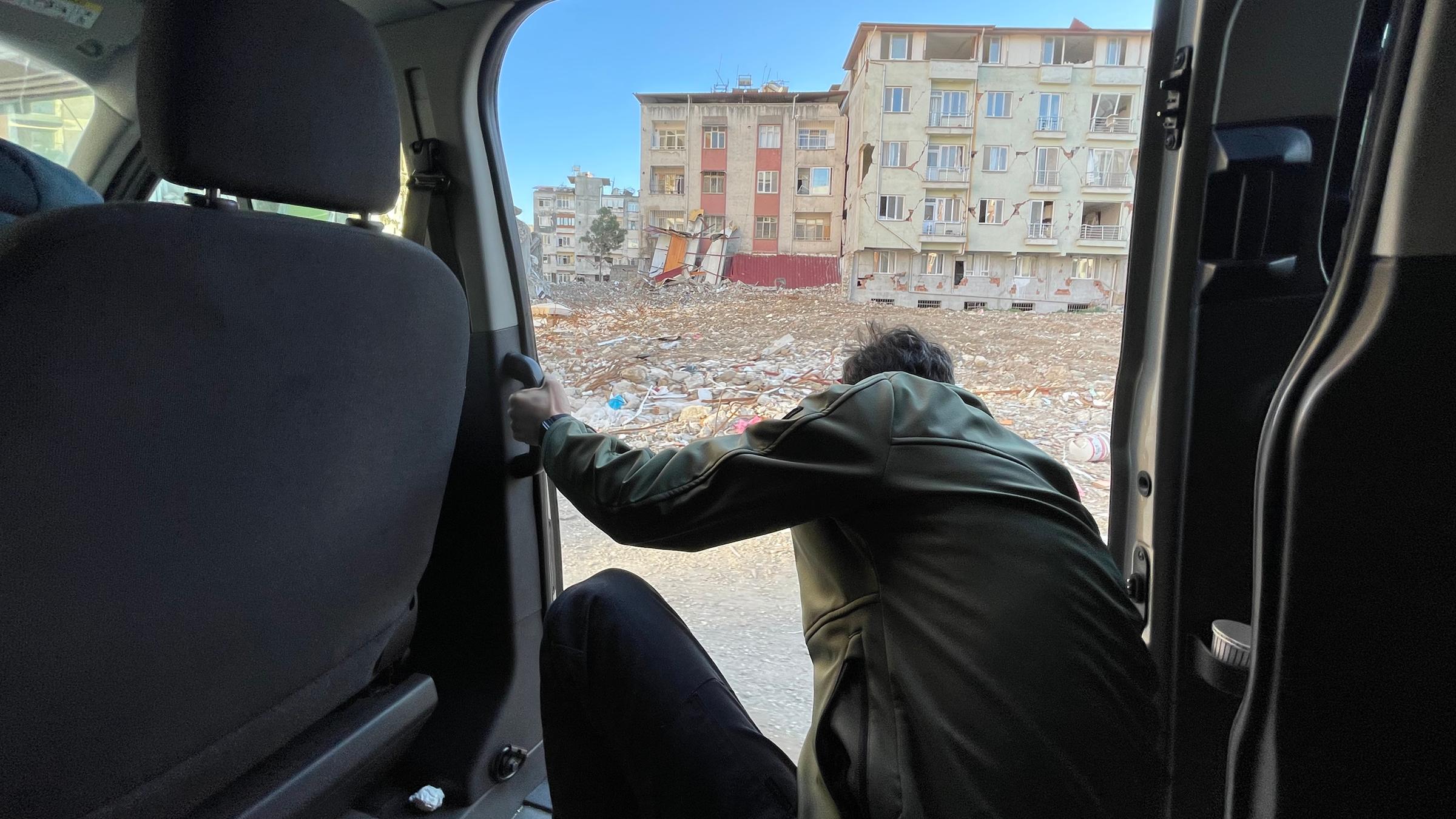 Kameramann filmt aus dem Auto die Zerstörung 