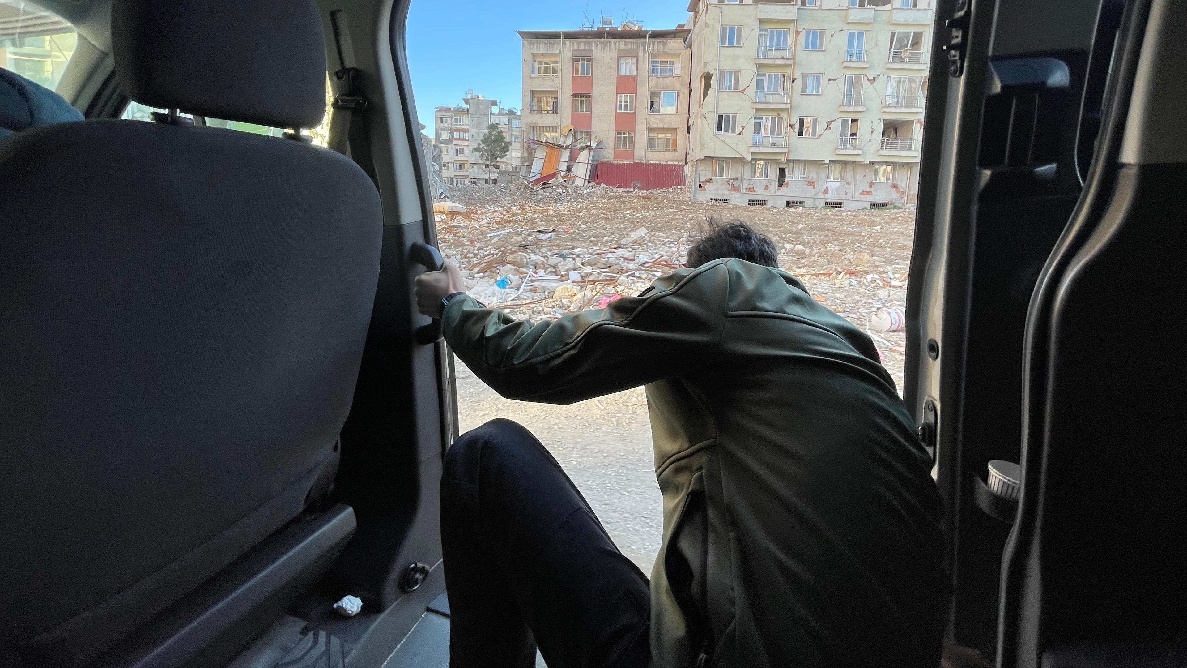 Kameramann filmt aus dem Auto die Zerstörung 