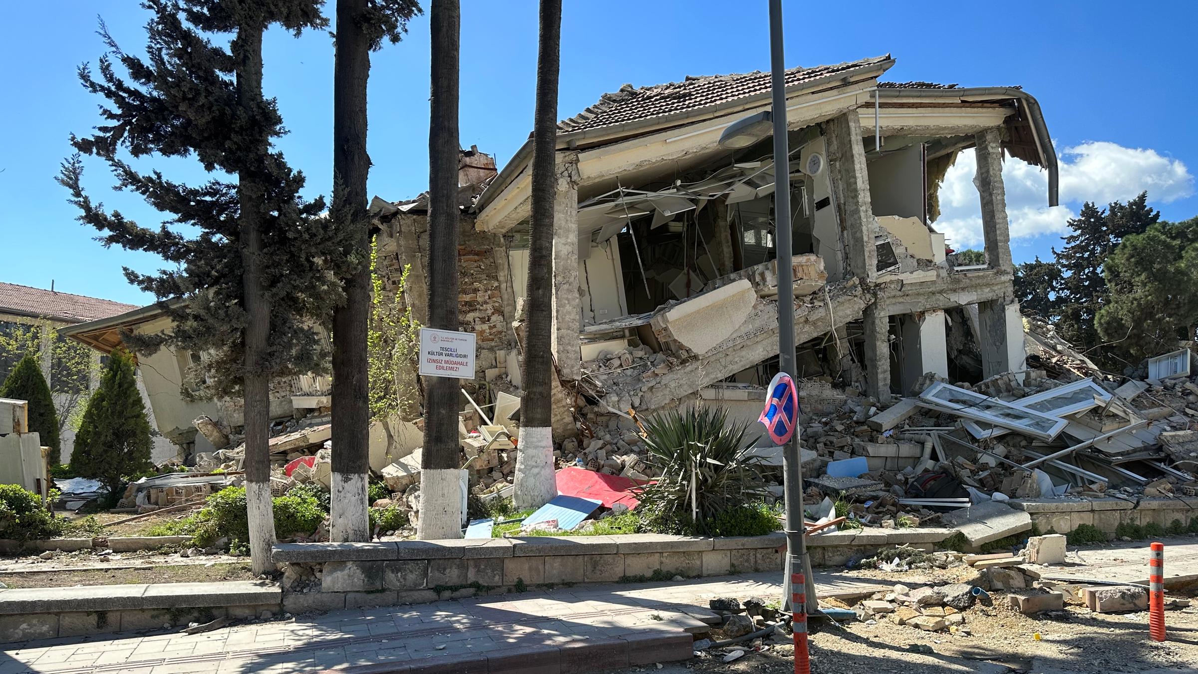Zerstörtes Gebäude in der Stadt Hatay