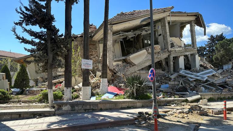 Zerstörtes Gebäude in der Stadt Hatay