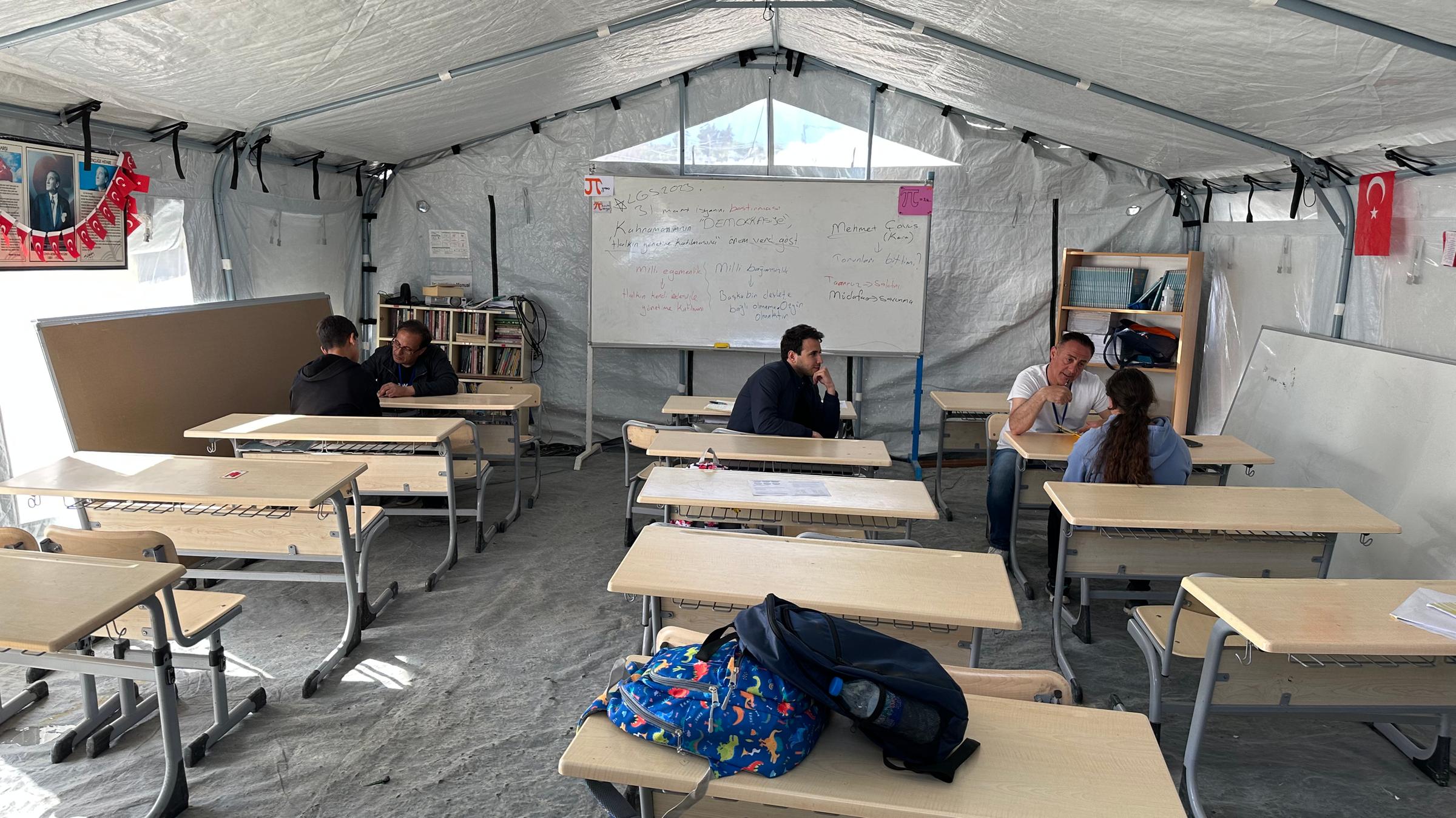 Schulsozialarbeiter in der Zeltschule Hatay