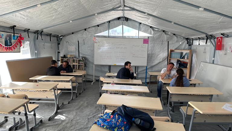 Schulsozialarbeiter in der Zeltschule Hatay