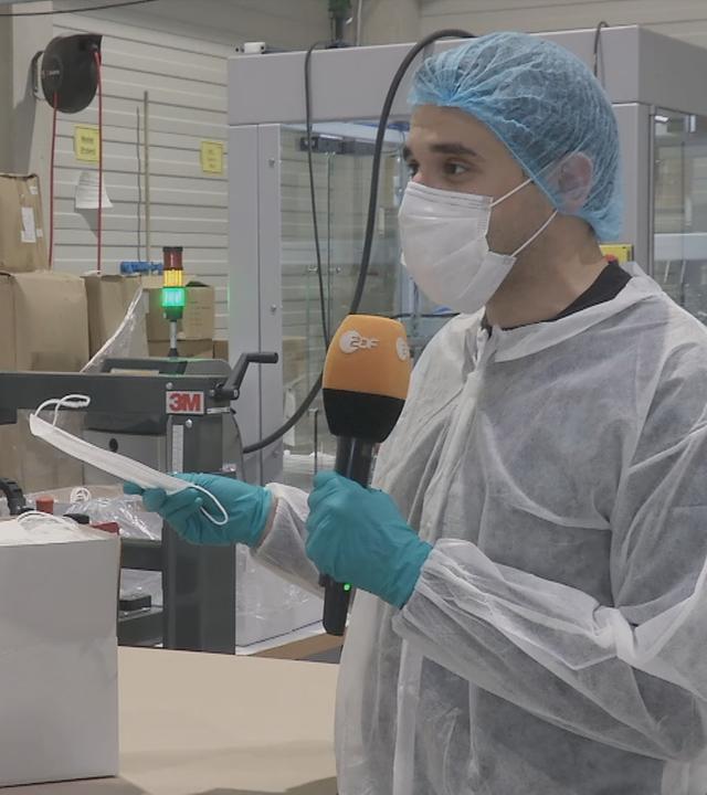 logo!-Reporter Sherif in einer Maskenfabrik