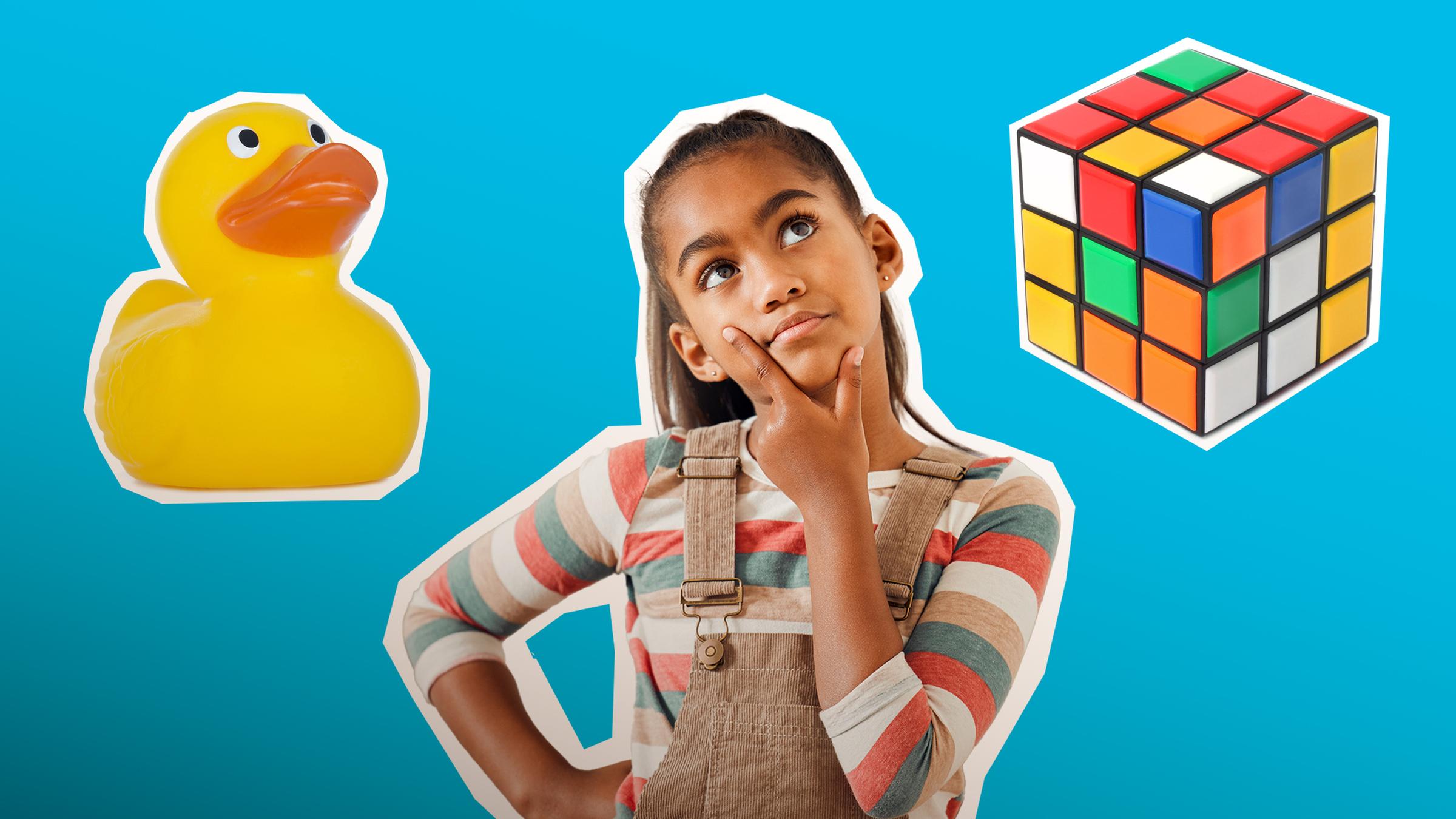 Mädchen in Mitte überelgt, darüber zwei Spielzeuge: Quietscheente und Zauberwürfel