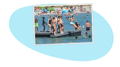 Viele Menschen im Badesee