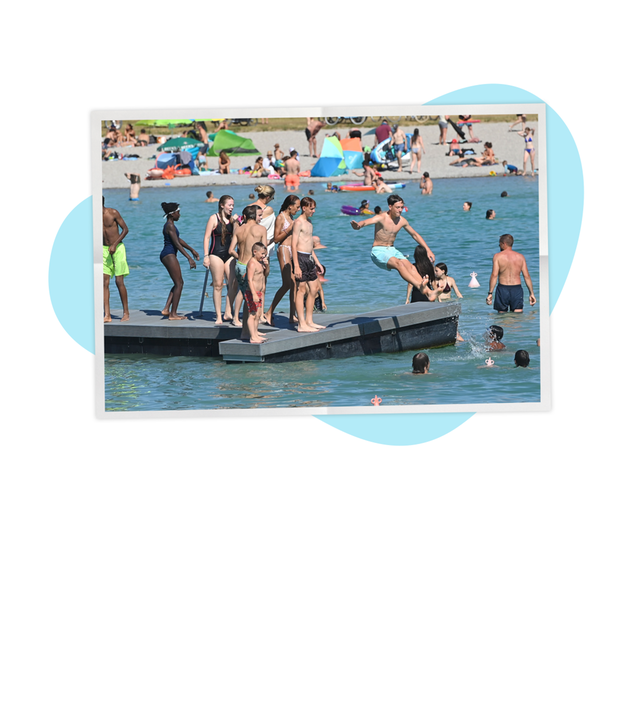 Viele Menschen im Badesee