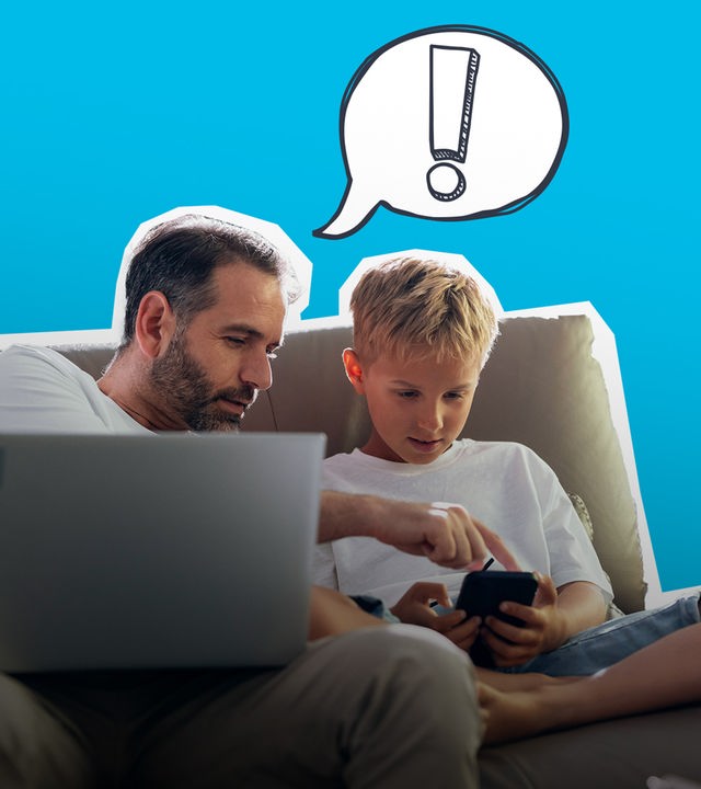Vater bespricht Sicherheit im Internet mit Sohn