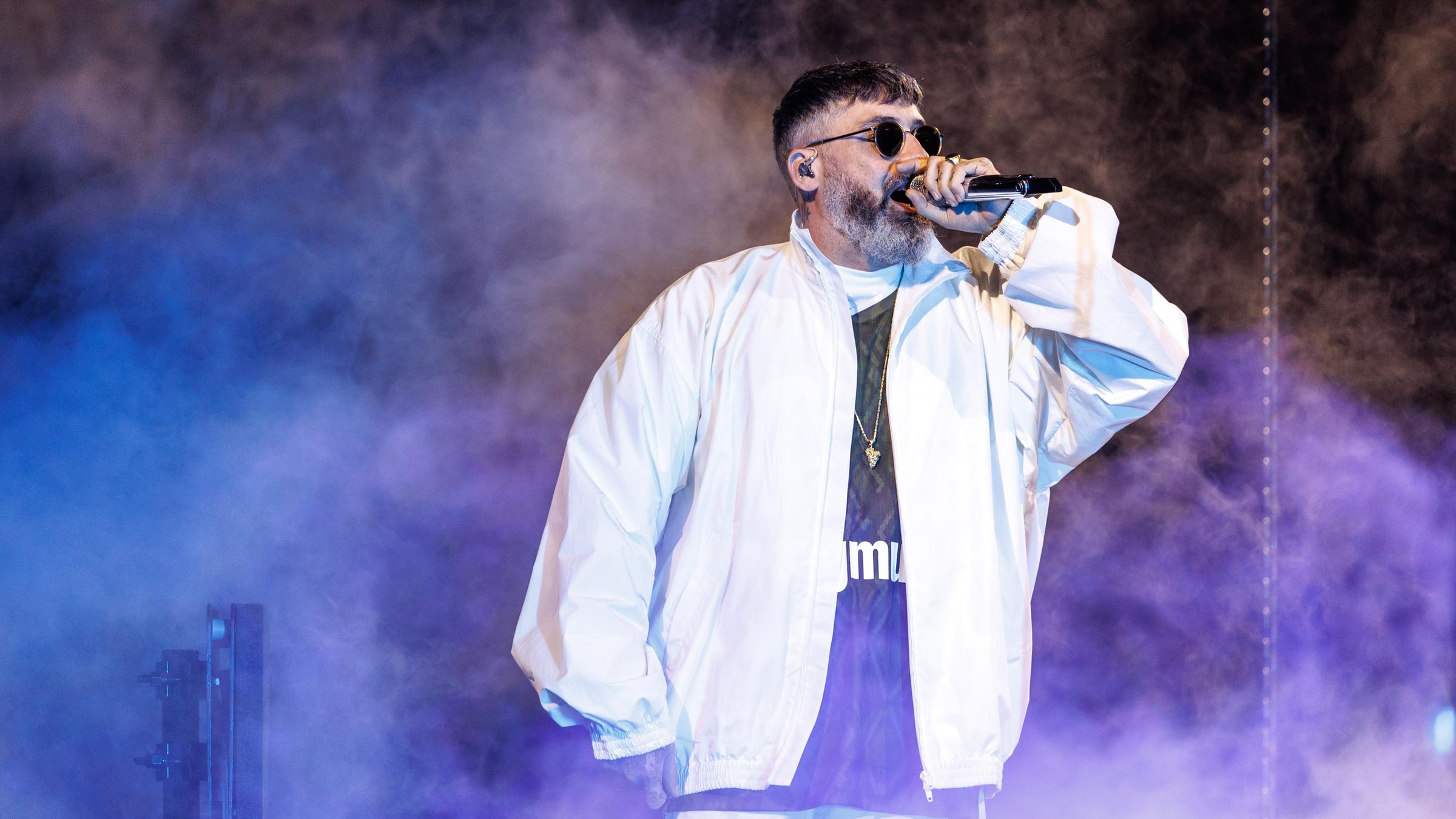 Sänger Sido mot Mikrofon in der Hand auf Bühne