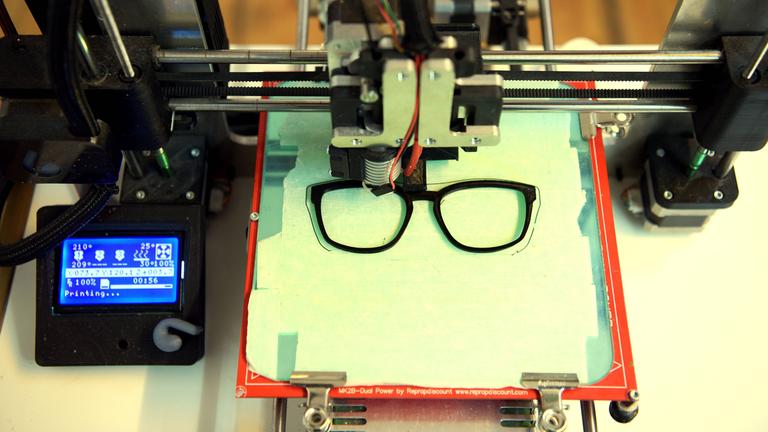 Ein 3D Drucker druckt eine Sehbrille