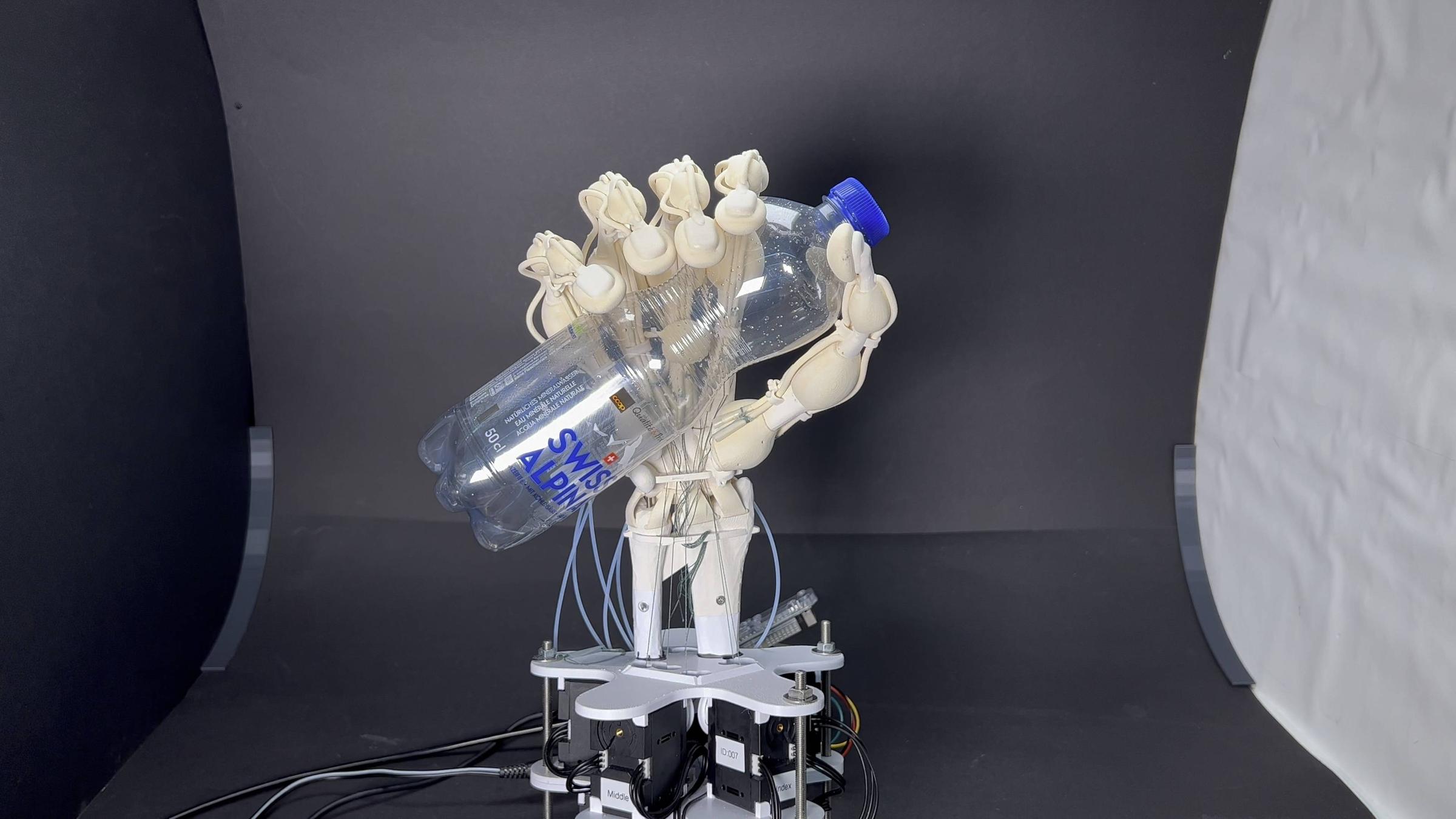 Eine Roboterhand hält eine Plastikflasche