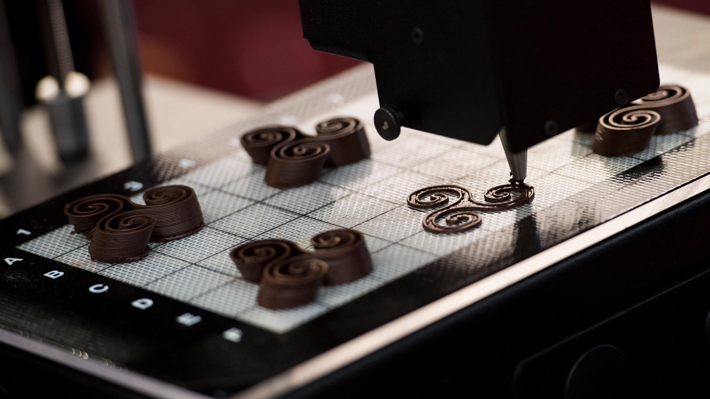 Ein 3D Drucker stellt Schokolade her