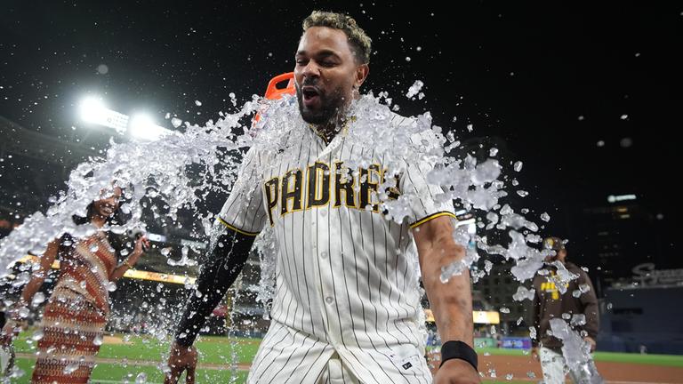 Ein Baseball-Spieler bekommt Wasser ins Gesicht. 