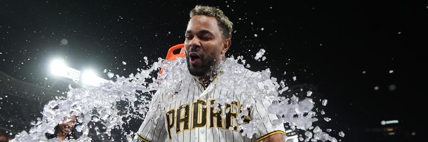 Ein Baseball-Spieler bekommt Wasser ins Gesicht. 