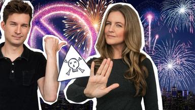 im Hintergrund ein Silvesterfeuerwerk, dabei auch ein Verbotszeichen aus Leuchtraketen, davor Tim und Jennie