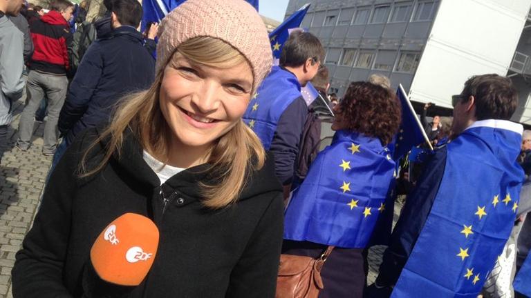 logo!-Reporterin Simone beim "March for Europe"