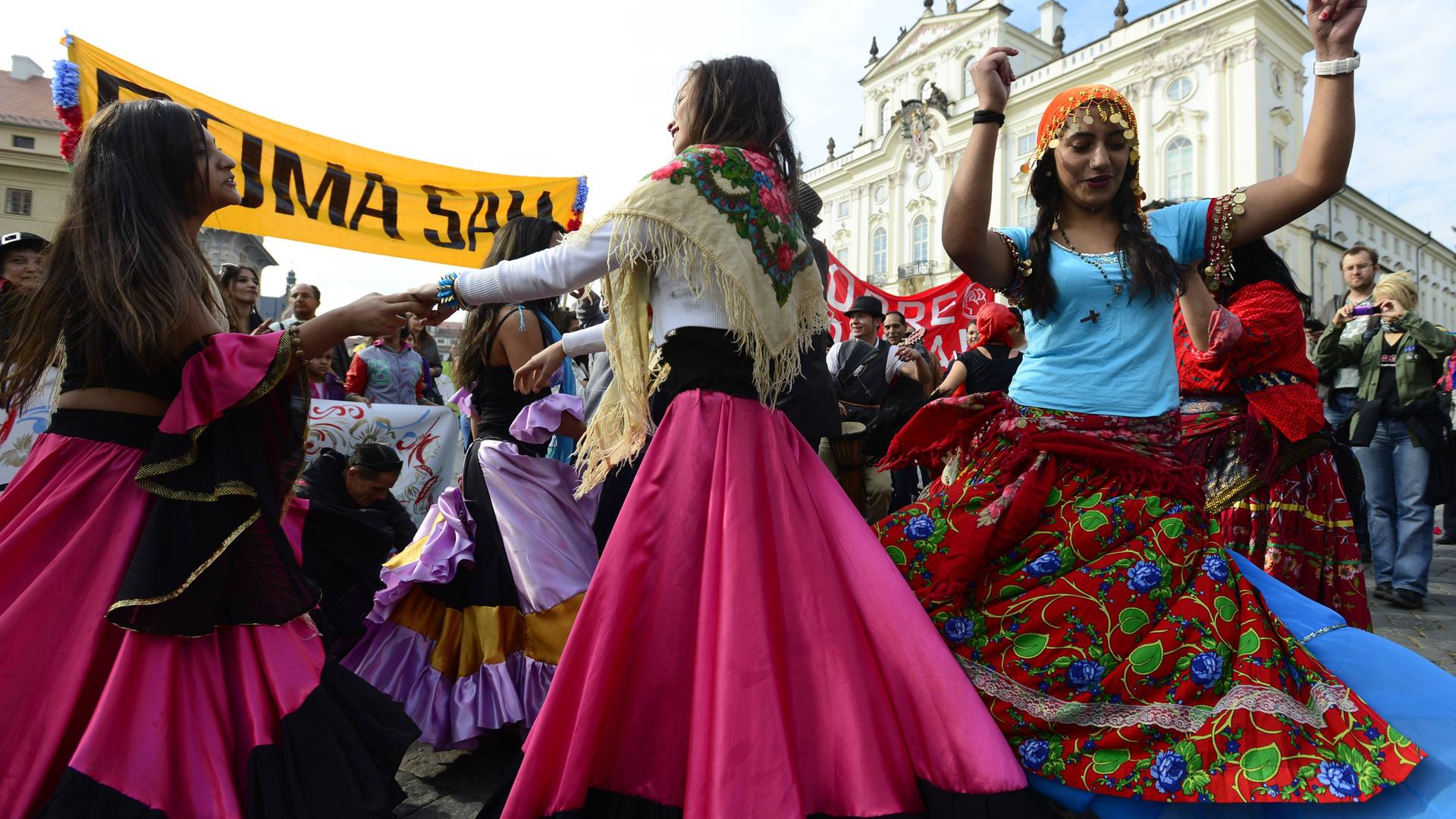 Sinti und Roma tanzen bei einem Protestmarsch gegen Benachteiligung der Sinti und Roma in Prag.
