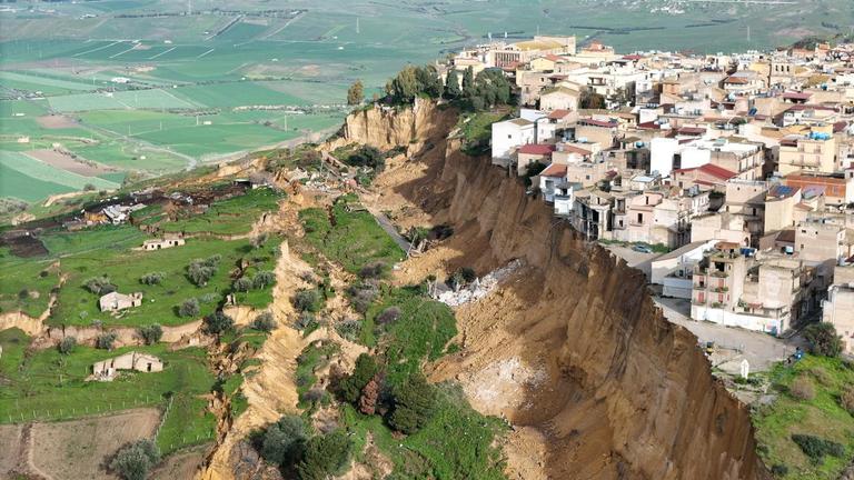 Drohnenaufnahme von Erdrutsch in Sizilien