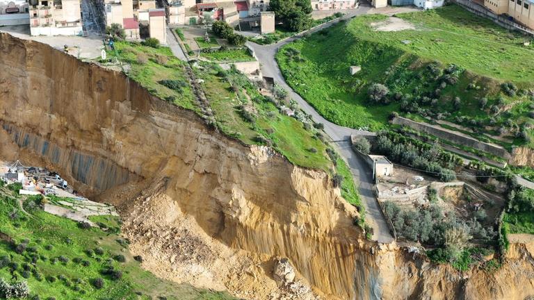 Drohnenaufnahme von Erdrutsch in Sizilien - nah
