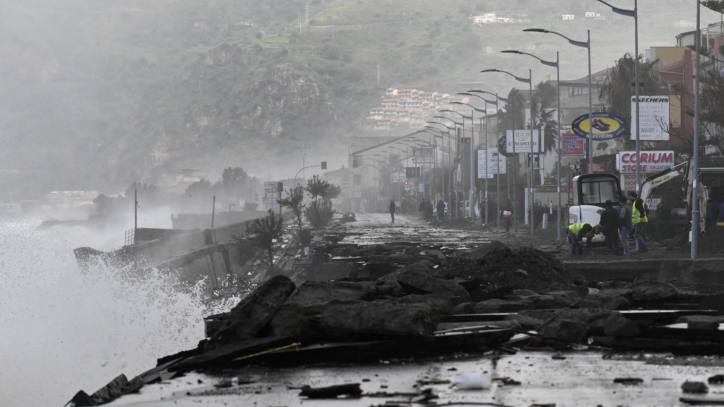 Sturm Harry fegt über Küstenstraße 