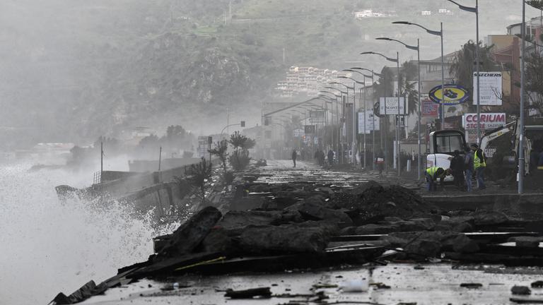 Sturm Harry fegt über Küstenstraße 