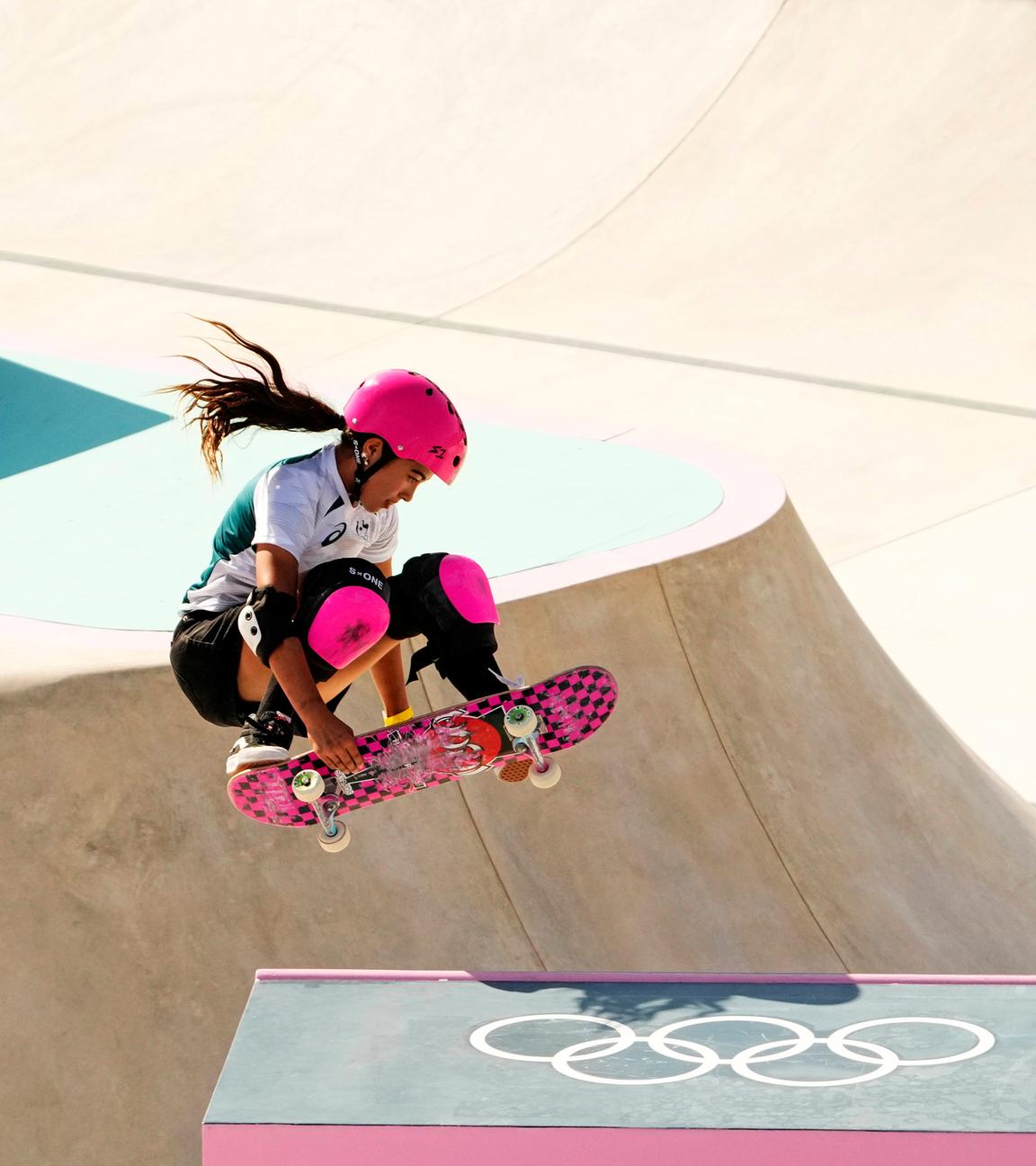Die Australierin Arisa Trew in Aktion beim Skateboarding bei den olympischen Spielen 2024.