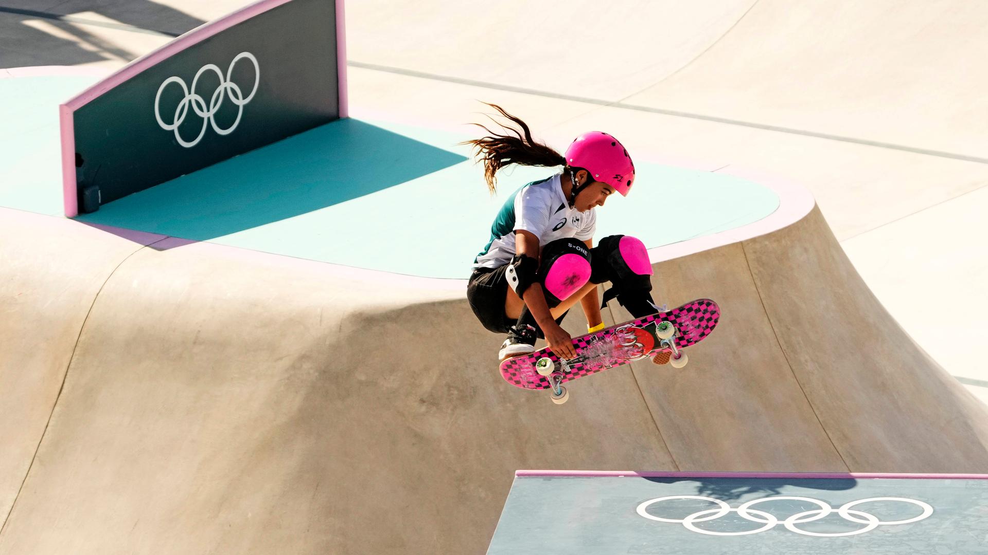 Die Australierin Arisa Trew in Aktion beim Skateboarding bei den olympischen Spielen 2024.