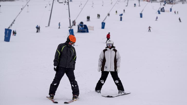 Endlich wieder Skifahren! Nach frischem Neuschnee sind die Skilifte im Harz wieder in Betrieb.