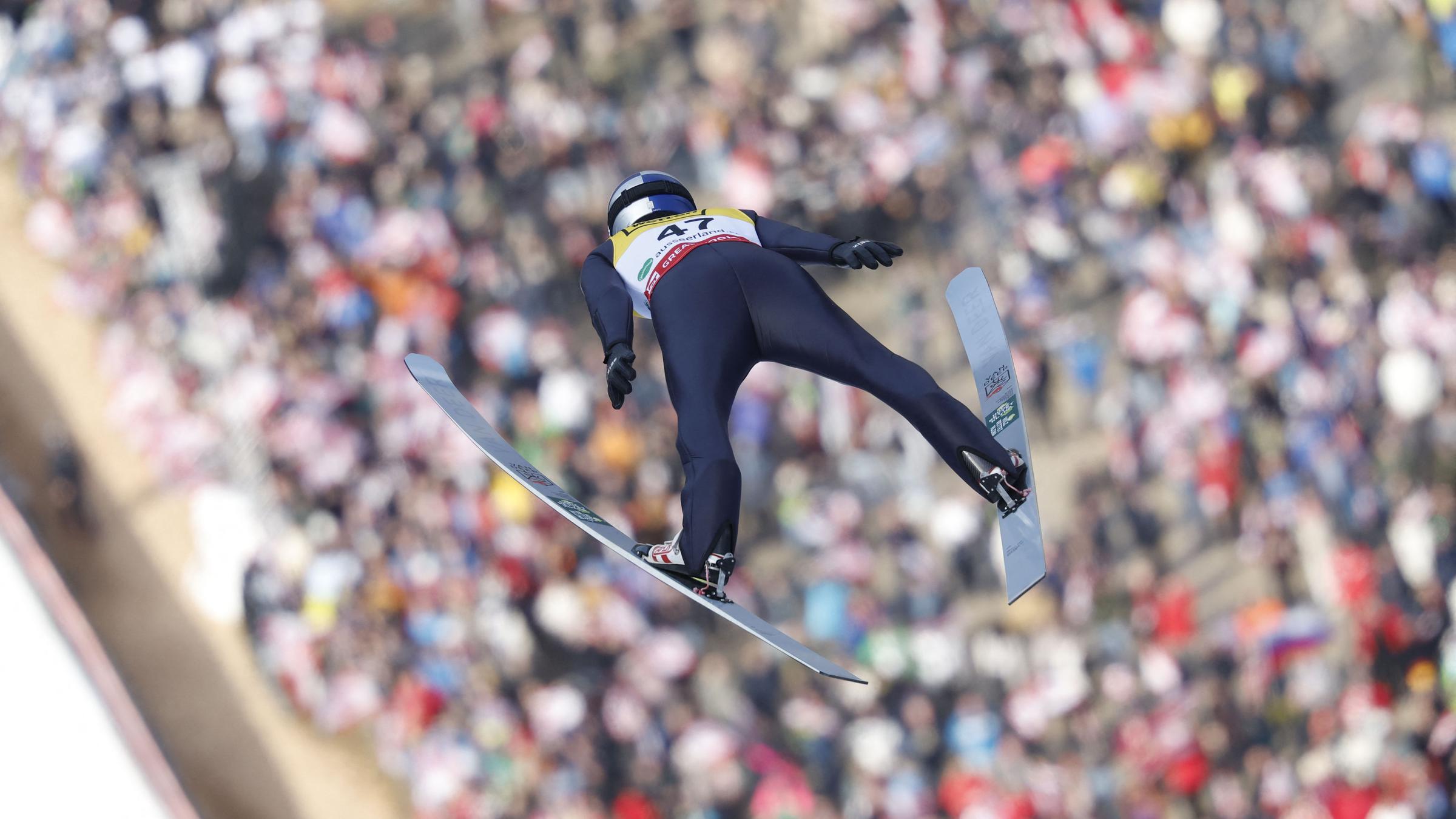Der deutsche Skispringer Andreas Wellinger fliegt elegant durch die Luft! Beim Weltcup im österreichischen Kulm fand der erste Durchgang des Skispingens der Männer statt.