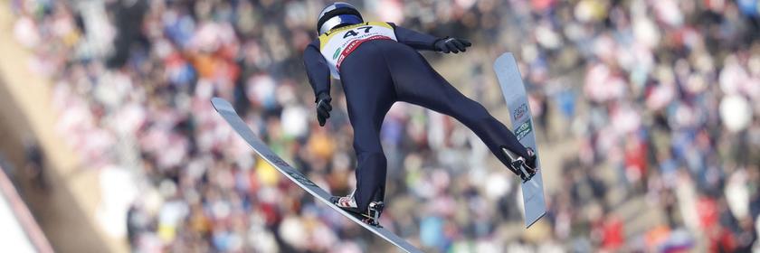 Der deutsche Skispringer Andreas Wellinger fliegt elegant durch die Luft! Beim Weltcup im österreichischen Kulm fand der erste Durchgang des Skispingens der Männer statt.