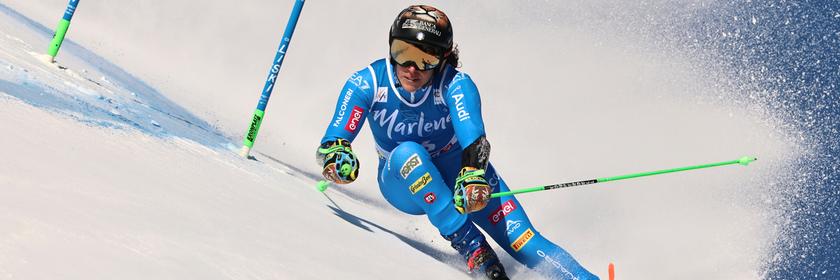 Die Italienerin Federica Brignone rast die Strecke hinunter. Sie ist parallel zur Skipiste.