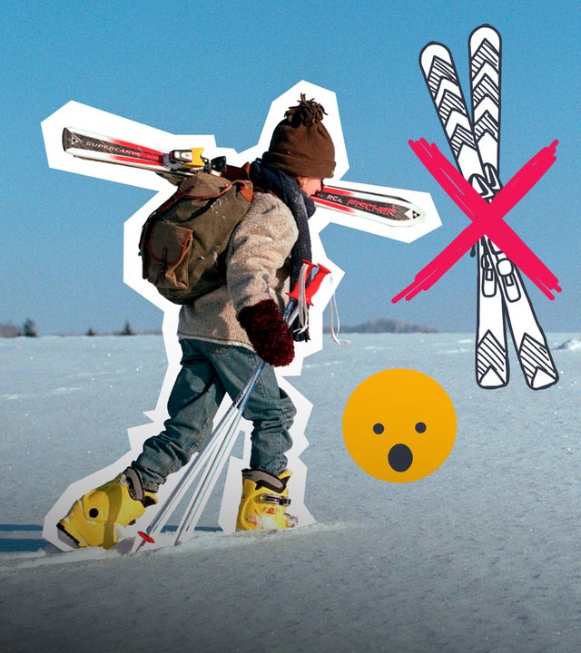 Ein Junge, der durch den Schnee mit Skiern stampft.