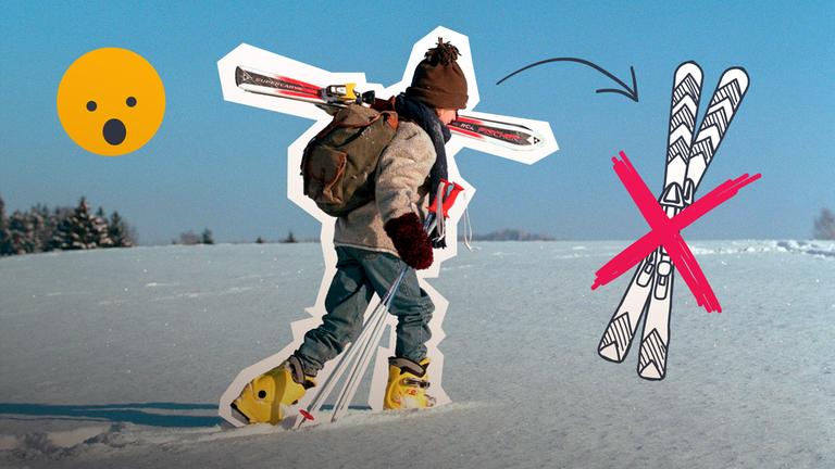 Ein Junge, der durch den Schnee mit Skiern stampft.