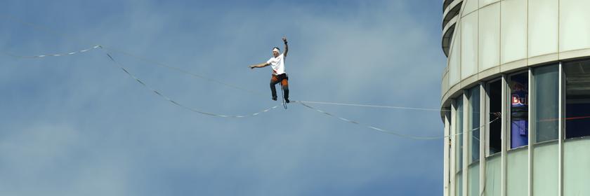 Ein Mann balanciert auf einer Slackline