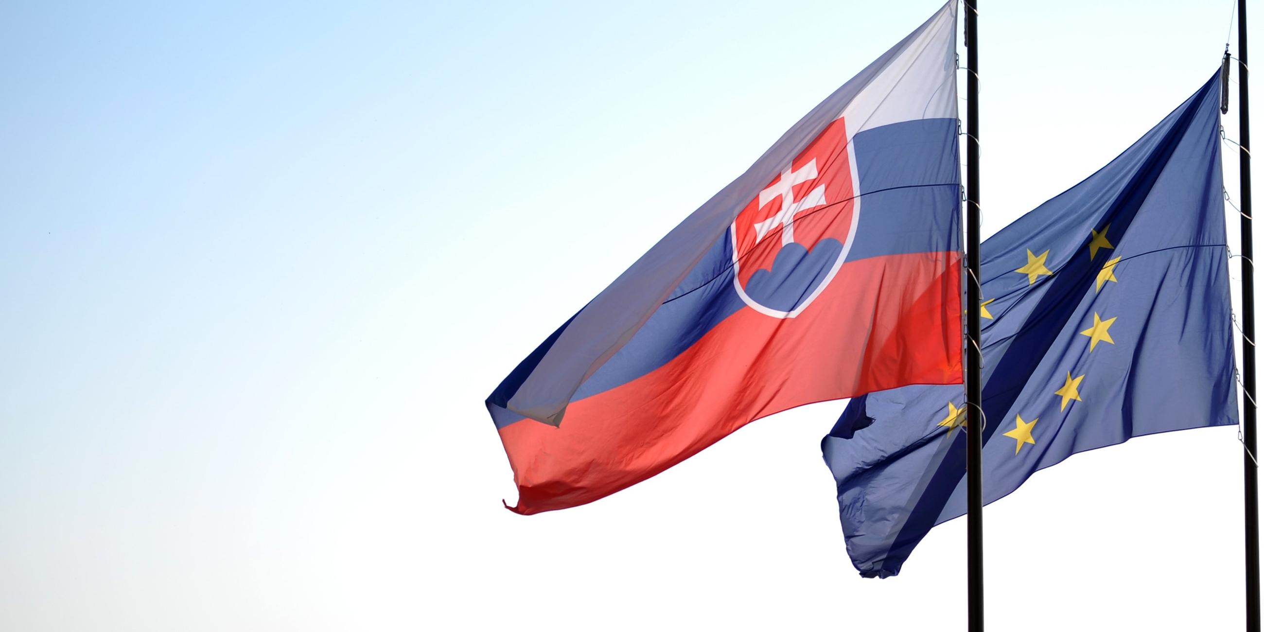 Slowakische und EU-Flagge