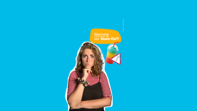 Eine Collage zeigt eine Frau, die nachdenklich schaut mit ihrer Hand am Kinn, daneben ein buntes Slush-Eis mit einem Warnschild davor, darüber steht "Warnung vor Slush-Eis?!" auf einem gelben Kreis, der Hintergrund ist blau